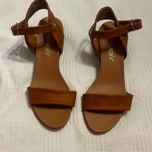 Brown size 6 Francesca’s block heel sandal with ankle detail and gold hardware